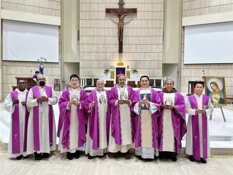 Concelebrating bishop and priests at the altar during the 2024 International Congress Mass